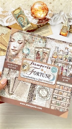 Fortune, a collection inspired by constellations and the Ancient Egypt. Discover all the details of this collection trough this project created by @emiliasieradzan: moons, planets, stars and all sorts of cosmic elements in turquoise blues and touches of gold. This pop up card is so inspirational! Save it so that you don't forget this bit of inspiration! 🔮⁣ Collection created by the amazing @cristinaradovan for @stamperia 💫⁣ ⁣ ◽◽◽⁣ ⁣ Fortune, eine Kollektion inspiriert von Sternbildern und dem 