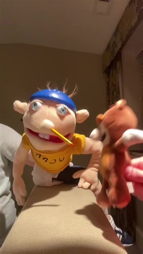 jeffys going to jump off the roof bet me 5$#jeffy #smljeffy #scary #jeffysfunnyvids #puppet