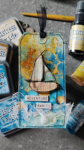 Watch as @scrapsaurus creates this tag featuring a wired little boat that’s ready to cruise through textures, color, and creativity using @tim_holtz Distress. ⛵️✨Supplies:�🔹Distress Ink: Vintage Photo🔹Distress Oxide Ink: Uncharted Mariner🔹Distress Watercolor Pencil: Brushed Corduroy🔹Distress Spray Stain: Brushed Corduroy, Antique Linen🔹Distress Oxide Spray Stain: Fossilized Amber, Uncharted Mariner🔹Tim Holtz Surface Media Mat🔹Distress Sprayer🔹Distress Collage Medium🔹Ranger Embossing Pow