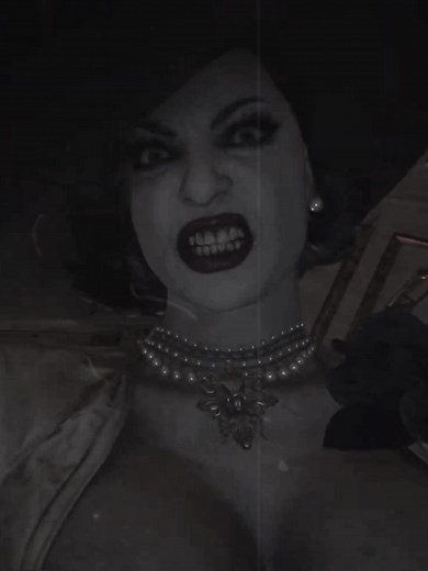 El dolor de Alcina Dimitrescu por Cassandra