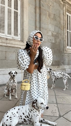 ✨ 𝑱𝒖𝒂𝒏𝒂 𝑽𝒂𝒍𝒆𝒏𝒕𝒊𝒏𝒂 l Beauty & Style creator ✨ on Instagram: "Este efecto con IA está en todos lados 👀 Te enseño cómo hacerlo fácil y rápido 💻✨ Prompt: Add (X) to the scene. Keep everything else exactly the same. Same lighting, same shadows, same perspective and color palette. The (X) should look calm and natural, not looking at the camera. Realistic fur texture. Solo necesitas subir tu foto y listo 🔥 Dime en los comentarios qué animal usarías tú 🐆 #ai #aitrends #grwm #ootd #outf