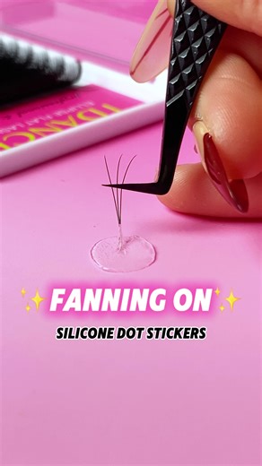 Lash artists!! 👀✨ Quick fanning tip — did you know silicone dot stickers can help lashes fan easily? Sometimes the best tricks come from unexpected tools 😉 #lashtips #tdancelashes #lashes #lashhacks #CashmereLashes
