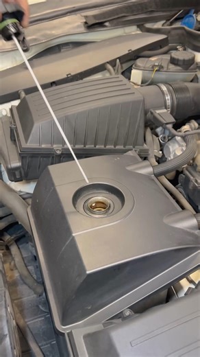 Fresh oil for the dry sump SLS #mechanic #repair #amg #sls #supercars #car #oil #v8