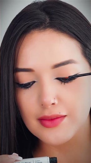 Sabías que mientras descansas, LASHgrow puede trabajar en tus pestañas? #serum #pestañaslargas