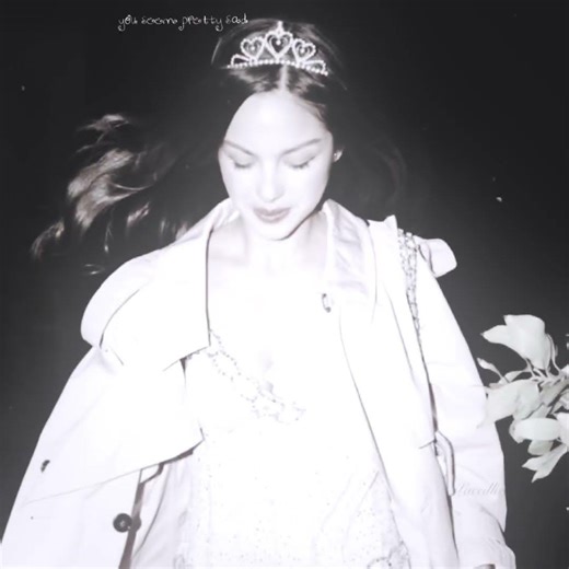 #oliviarodrigo — its ‪@lcvethorns‬’s birthday woohooo🧁