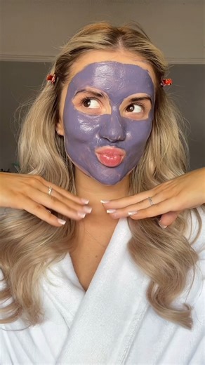 Time to clear those pores, Benefam!💜 Deep Retreat is a mineral-rich kaolin clay mask that helps to deep clear your pores in just 30 minutes 🤯 Get it now at Millies.ie | Benefit Cosmetics