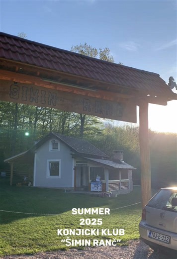 Dobrodošli u Konjički klub Šimin Ranč.❤️ Naš klub osnovan je s ljubavlju prema konjima i željom da svim uzrastima i razinama znanja približimo čari jahanja i boravka u prirodi. Smješten u Jajcu,nudimo rekreativno i sportsko jahanje, školu jahanja, terapijsko jahanje. Naši iskusni instruktori i brižno osoblje osiguravaju sigurno i ugodno okruženje za sve članove, dok naši konji, pažljivo školovani i njegovani, s radošću dijele svoje vrijeme s ljudima. Bilo da ste potpuni početnik ili iskusni jaha