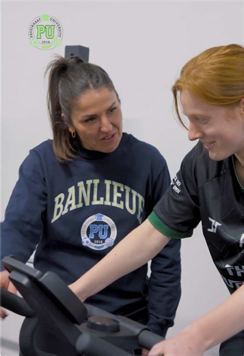 In deze reel maken jullie kennis met Jessica 💪✨ De gym- en fitnesscoach van Presikhaaf University én vaste begeleider van de Meiden University. Speciaal en exclusief voor meiden creëert zij een veilige, krachtige ruimte waarin gewerkt wordt aan zowel fysieke als mentale groei. Met haar motiverende aanpak en persoonlijke begeleiding helpt Jessica meiden om sterker te worden, zelfvertrouwen op te bouwen en hun grenzen te verleggen — in de gym en daarbuiten. Bij Presikhaaf University is sport meer