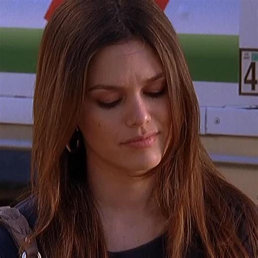 “You’re my destiny Cohen” “Go save the world Summer Roberts” ❤️ Seth and Summer… no one does it like them 🥰 🎬: The O.C. (TV Series 2003–2007) | Lux Class Official