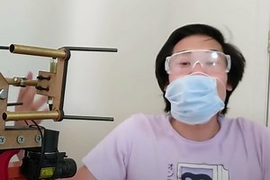 Mit dieser Maschine kann man Masken in die Gesichter von Menschen schießen