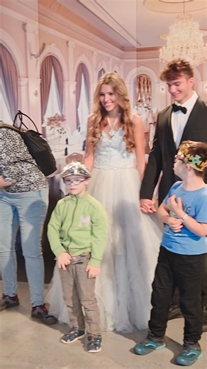 Szeptember 25-én egy fantasztikus élménynapot szervezett az MVM, ahol a gyerekek szuper játékok, koncertek, programok között önfeledten, mosolyogva, vidáman tölthették el életük talán egyik legszebb napját. Egy napot, annak rendje és módja szerint, amin minden róluk szólt és értük volt. Egy kis videóösszeállításban szeretnénk megmutatni, milyen is volt. | Down Alapítvány Korai Fejlesztő Központ