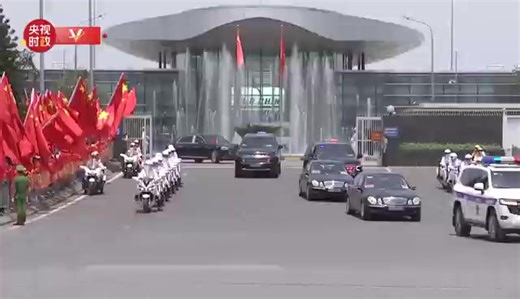 22K views · 620 reactions | 【河內：各界人士夾道歡迎習近平到訪】 當地時間4月14日中午，中共中央總書記、國家主席習近平乘專機抵達越南首都河內。從機場前往下榻飯店途中，人們揮舞中越兩國旗幟熱烈歡迎習近平到訪。#習近平 #中越 #越南 | 知行 | Facebook