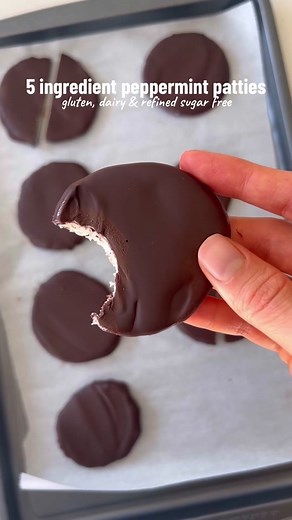 5 ingredient peppermint patties! they’re gluten free, dairy free, paleo, and refined sugar free, and so easy to make. filling: •1/4 cup coconut butter (or cashew butter might also work) •1/4 cup 2 tbsp coconut oil •2 tbsp raw honey or pure maple syrup •1 tsp pure peppermint extract chocolate coating: •10oz dark chocolate (i use dairy free and refined sugar free) •1 tbsp coconut oil instructions: 1. add the coconut butter and coconut oil to a microwave safe glass dish and heat until the coconut o