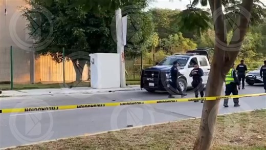 #Campeche | FALLECE MOTOCICLISTA AL CHOCAR CONTRA UN POSTE DE CONCRETO EN LA AVENIDA LÓPEZ PORTILLO. Los hechos ocurrieron alrededor de las 7:00 horas, presuntamente el conductor de la motocicleta circulaban a exceso de velocidad y en estado de ebriedad, perdió el control en una curva de la avenida José López Portillo y terminó proyectándose contra el poste de concreto, falleciendo de manera instantánea. La motocicleta Italika ZR200 color rojo con negro, salió impulsada y quedó sobre el camellón