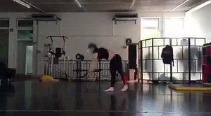 Übung macht den Meister. Unsere Tänzer dürfen das Studio zu jeder freien Minuten gratis nützen um ihre Skills zu verbessern. Sieht doch ganz einfach aus, oder? (Bitte nicht zu Hause nachmachen ) | Dance-Industry