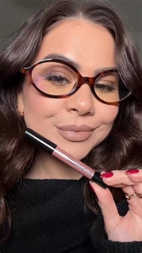 Sin DAZZLE, no hay look ✨ El equilibrio perfecto entre brillo intenso y confort absoluto que se ve 🔝 con todo 💋 Completa el combo con Lip Pencil para labios de impacto total. Disponible en maccosmetics.com.mx y en tiendas M·A·C Cosmetics México. #MACCosmeticsMX #MACDazzlelips #Lipstick | M·A·C Cosmetics