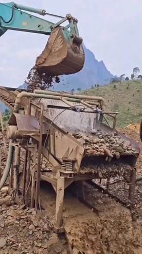 Gold mining with the best techniques..!!! The process of extracting materials and washing in the vibrating sluice box with a Kobelco mining excavator.. #gold #oro #emas #mining #with #The #best #technique #technology #process #extra #material #minerals #washing #sluicebox #excavator #operator #kobelco #workout #trendingreel #fb #vibration | Nopelindo Karnopa Railis