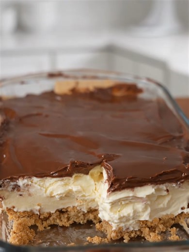 no bake eclair cake recipe 😍 Full recipe is on my page— right under my profile picture ⬆️