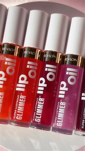 Ready to glow ✨ NEW Super Lustrous Glimmer Lip Oil instantly boosts hydration for healthy-looking, juicy lips. This addictive lip oil has a lightweight formula that glides on smoothly and gives lips a subtle hint of color. Reasons to 💖 it: 🌟Intensely hydrating shine 🌟Healthy-looking, juicy lips 🌟Luxe, cushiony, non-sticky feel 🌟Plant-based Squalane 🌟6 sheer, shiny, universal shades Meet the shades: 💕Candy Hearts: Sheer light pink. Neutral. 🍊Miss Coral: Sheer bright orange. Warm. ❤️Glow M