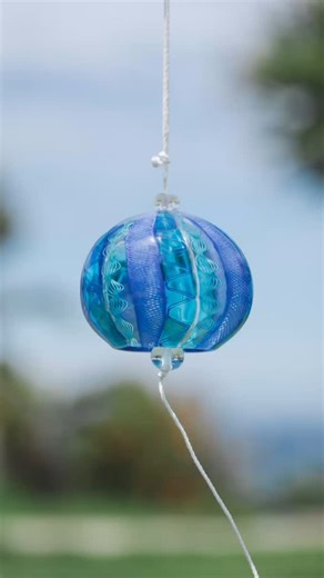 RYUKYU GLASS WORKS 海風 \\絶景琉球ガラス工房// 吹きガラス体験 on Instagram: "✴︎レースガラス風鈴 琉球ガラスの職人が レースのひとつひとつまで 丹精込めて作りました。 唯一無二の美しさです。 #琉球ガラス #レースガラス #ガラス職人 #ryukyuglassworks海風 #風鈴 #読谷 #ガラス好き"