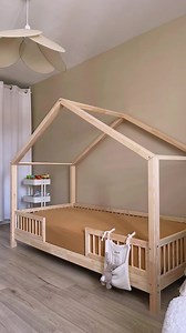 Nouvelle chambre de grand pour Côme 🧸🧡 Lit cabane DP 90x190 cm en bois naturel et avec 10cm de pieds. Nous recommandons un matelas de 10-15 cm pour un rendu et sécurité optimale, ici il est plus épais. Plus d'infos 👉 https://bit.ly/litcabaneDP _____________ DP house bed 90x190 in natural wood with 10cm feet. We recommend a mattress with 10-15 cm thickness for a perfect look and optimal security, here it’s thicker. 🎥 : @lesbonheursdecamille | Mon Lit Cabane