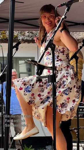 Da du run run sangerinde♥️ 🍺🍻Rockkoncert på græstedgård 30/8 kl,14-22 , 3 orkestre da du run run, the Black devils er 🏠 orkester, og the Rooster’s, solen skinnede og 200 superglade rock’n roll 💃🏻🕺🏻gæstede gården 🌭🧑‍🍳🌮🌯🍔🍕🍖🍗🍺🍻 #TMB #danse #dadurunrun #festival #koncert #thesebootsaremadeforwalking @Dadurunrun | Knud Christoffersen
