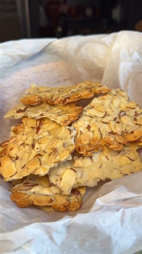 Esmeralda Cardenas on Instagram: "Galletitas crujientes de almendra con 6 ingredientes Ingredientes: 3 claras de huevo 1/3 taza de azúcar 1 cucharadita de vainilla 2 cucharadas de aceite 1/4 taza de harina de trigo 1 1/2 de almendras 1 pizca de sal . . . . Yummy #almondthins #recetas #recipes #cookies #postres #cookingreel #instagood #instadaily #reels #homemade #homecooking #CreativityNeverStops #creativefood"
