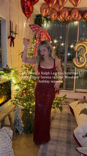 someone come pick up their rich drunk auntie from the holiday party 🥂🎄✨💅🏻 | Rachel Martino