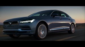 At your command, S90's Pilot Assist feature can assist steering, speed and braking up to 80mph giving you the power to choose. | Volvo Car Ireland