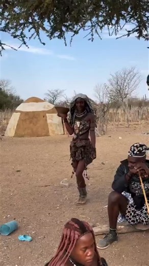 🇦🇴 A gorgeous looking lady from the Himba tribe of Angola dressed in her cultural magnificence ✨🥹 ••• #culture #angola #tradition #africa #explorepage #powerofafricadiary Fair use of content. No copyright infringement intended. | Power Of Africa