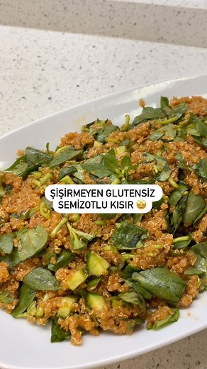 Diyetisyen Gizem AKBULUT ÖZTÜRK on Instagram: "Hem görüntüsü hem lezzeti bu kadar mı benzer?😍Semizotu mevsimi geçmeden hemen siz de deneyin dostlarım!🎉 SEMİZOTLU KİNOA KISIR: MALZEMELER: • 1 su bardağı kinoa • 1.5 yemek kaşığı domates salçası • 1 adet doğranmış salatalık • 1 demet yıkanmış iri doğranmış semizotu • Yarım limonun suyu • 1 tatlı kaşığı nar ekşisi • 2 yemek kaşığı zeytinyağı • Tuz, karabiber, pul biber YAPILIŞI: Kinoayı iyice yıkayıp acı suyunu uzaklatırıp süzelim 2 su bardağı kay