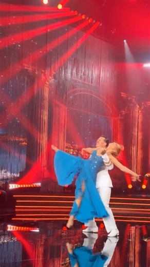 Applausi e standing ovation per il valzer da favola di Barbara d'Urso e Pasquale La Rocca che chiudono al 3° posto Ballando con le Stelle: "Grazie a tutti per sempre! Vi amo!" ringrazia la D'Urso #PasqualeLaRocca #BallandoConLeStelle #barbaradurso | Libero Magazine