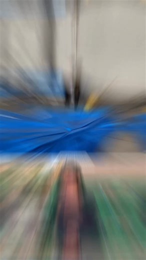 Decoded on Instagram: "Yeh jo blue plastic sheet hoti hai na jo construction sites cover karti hai yeh ₹6,500 crore ka business hai. Par iske baare me koi baat hi nahi karta. India ka har truck tarpaulin use karta hai. Har construction site ispe depend karti hai. Monsoon aata hai… aur panic buying shuru ho jaati hai. Cost lagbhag ₹800. Market price ₹1,500. 2–3 saal me dhoop isko weak kar deti hai, baarish isko phaad deti hai. Aur phir? Tum dobara kharidte ho. Kyuki yeh planned purchase nahi hoti