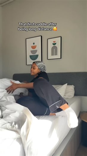 Providing Long Distance Relationship Advice💘 on Instagram: "🥹 That first cuddle after months apart hits completely different. I know the rush of finally being in their arms again — here’s how I make the most of those precious moments: 1️⃣ I drop my phone. The first hug/cuddle is 100% phone-free — no distractions, just us breathing together. 2️⃣ We create a “reunion ritual.” Sometimes it’s a long hug at the door, sometimes it’s a favorite playlist we always play when we reunite. 3️⃣ We take men