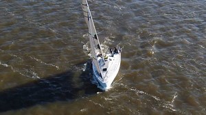 Det blåser 3-13 meter per sekund och Skippos reporter ska få uppfylla en dröm om att hårdtesta en "Mini Transat"-båt. Men platsen är inte Atlanten utan Saltsjöbaden och båten är anpassad för semestersegling. Länk till testet finns i kommentarerna! | Skippo.se