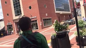 Auto rast in Menschenmenge - Der Fahrer steuert offenbar in eine Gruppe von Gegendemonstranten am Rande einer Kundgebung von Rechtsextremisten. Zuvor kam es in Charlottesville (USA) zu gewalttätigen Auseinandersetzungen. | tagesschau