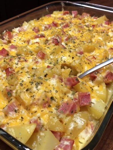 🧀🥔 Cheesy Ham Potato Casserole 🥔🧀 Pure comfort food with tender potatoes, smoky ham, and bubbling cheese - perfect for cold nights!INGREDIENTS: 4 large potatoes, diced 1/2 yellow onion, chopped ...... Full Recipe in Coʍmеոτ 💬 | Universal Kitchen Creations
