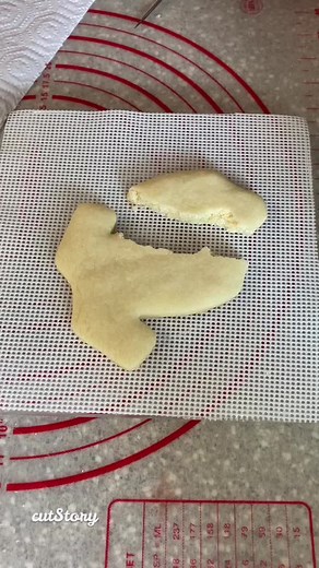 How I glue a cookie back together #scm30days #sugarcookiemarketing #cookiedecorating #iowa #sugarcookies #southstreetcookies