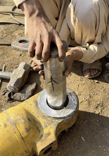 How to replace excavator hydraulic jack with hands and hummer #fyp #weldinglife #excavator