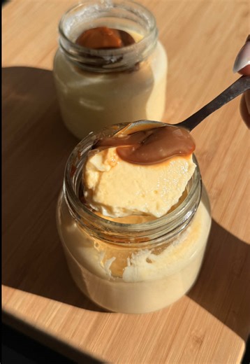 🍮 No se me había ocurrido nunca cocinar flancitos asi y cuando lo probé me pareció una genialidad, asi que aca va la receta de estos FLANES SIN HORNO. Los haces a baño maria en una olla y quedan excelentes😮‍💨. 👉🏻INGREDIENTES para 4 u de 200ml aprox: -400ml de leche. -100g de queso crema light. -4 huevos. -edulcorante. 🔥Mermelada o dulce de leche para acompañar y adentrooo. Lo prueban y después me cuentan. Atte: Kuli✨. . . . . #recetasfaciles #flan #postre