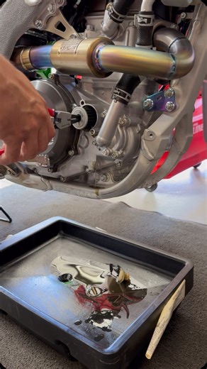 8.5K views · 1.5K reactions | NEW Grabbing oil filters out of...