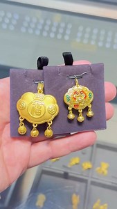 今日分享: 天子门生锁包寓意:好运连连，锦绣前程充满了中式黄金的高级感 东方韵味十足，是压得住场合的中式贵气 Today’s Share: The ’Heir to the Throne‘ lock bag symbolizes continuous good luck and a bright future. It exudes a high-end feel of Chinese gold, full of Eastern charm and elegance — a luxurious Chinese style that can hold its own in any setting. #LuxuryStyle #ElegantFashion #StatementBag #DesignerStyle #FashionInspo #LuxuryAccessories #ChicStyle #TimelessElegance #StyleGoals #HighEndFashion #ChineseAesthetics #OrientalCharm #EasternElegance 