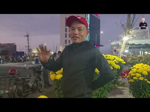 Spring Flower Market on the evening of the 28th of Tet (Lunar New Year) - Not many buyers