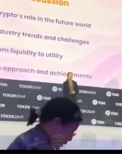 Tiến sĩ Chengdiao Fan, một trong hai nhà đồng sáng lập của Pi Network, phát biểu tại hội nghị TOKEN2049 Singapore là một sự kiện quan trọng đối với cộng đồng Pi. Đây là lần hiếm hoi bà Fan xuất hiện công khai để trình bày về tầm nhìn của dự án tại một sự kiện tiền điện tử lớn, thu hút hơn 25.000 người tham dự. Pi Network cũng là nhà tài trợ Vàng (Gold Sponsor) tại sự kiện này. Tóm tắt nội dung Bài Phát Biểu của Tiến sĩ Fan Bài phát biểu của Tiến sĩ Chengdiao Fan tại TOKEN2049 Singapore mang tên: