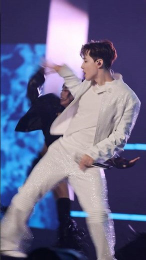 Henry was setting the stage on fire!!! ‘MOONLIGHT’🎤 #henrylau #헨리 #concert #musicfestival