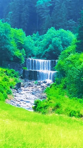 Wunderschönes Wasserfall- und Naturvideo aus der Schweiz 🇨🇭