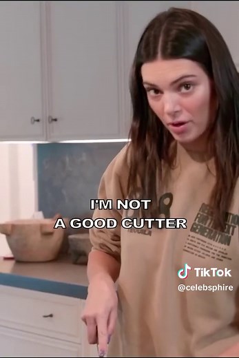 Kendall cutting cucumber 🥒😳🫣 #kendalljenner #jenners #thekardashians #kardashians #goviral #kendalljennercucumber #kendalljenneredit