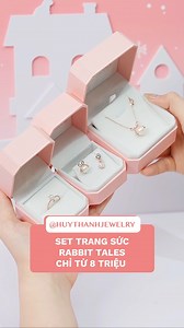 🎁 SỞ HỮU SET TRANG SỨC RABBIT TALES CHỈ TỪ 8 TRIỆU 👉 Khám phá Rabbit Tales Collection tại: https://q.me-qr.com/l/bstrabbittales Khi mua hoá đơn trang sức có ít nhất 01 sản phẩm trong Rabbit Tales Collection, bạn sẽ nhận ngay set quà tặng độc quyền: 🐰 1 Bộ sticker chibi Jun Phạm 🐰 1 Popsocket chibi Jun Phạm 🐰 1 Selfie photocard Số lượng quà tặng giới hạn, sẽ kết thúc ngay khi hết quà. #HUYTHANHxJUNPHAM #rabbittalescollection ============= Huy Thanh - Hệ thống Nhẫn cưới và Trang sức hiện đại 
