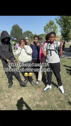 1loveskeeze (@heyyybrixx__)’s video of 31 kisses for halloween