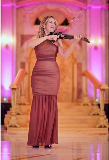 Cuando el violín se unió a su sueño de quince Song: A Millions Dreams @greatestshowman Venue: @hiltonmiamiairportbluelagoon Video and Photo: @exclusivostudio #miamiviolinist #weddingflorida #quinceañera #LiveViolin #luxurywedding #quince #xvaños
